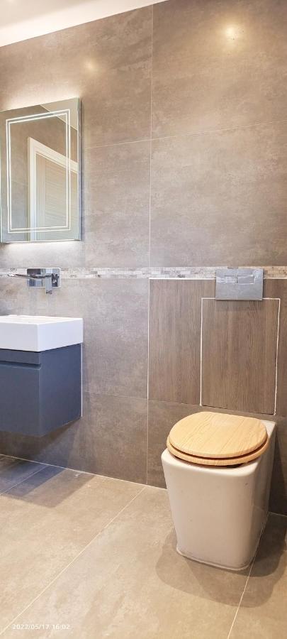 Top Floor Flat 5 Northwood ノースウッド エクステリア 写真