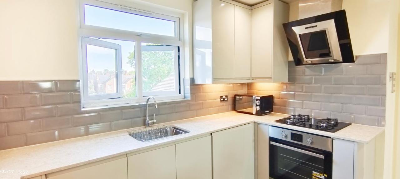 Top Floor Flat 5 Northwood ノースウッド エクステリア 写真