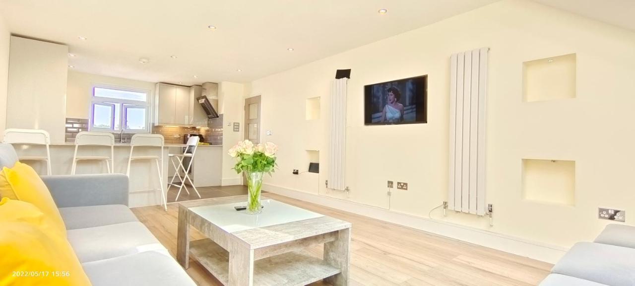 Top Floor Flat 5 Northwood ノースウッド エクステリア 写真
