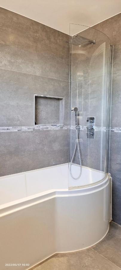 Top Floor Flat 5 Northwood ノースウッド エクステリア 写真
